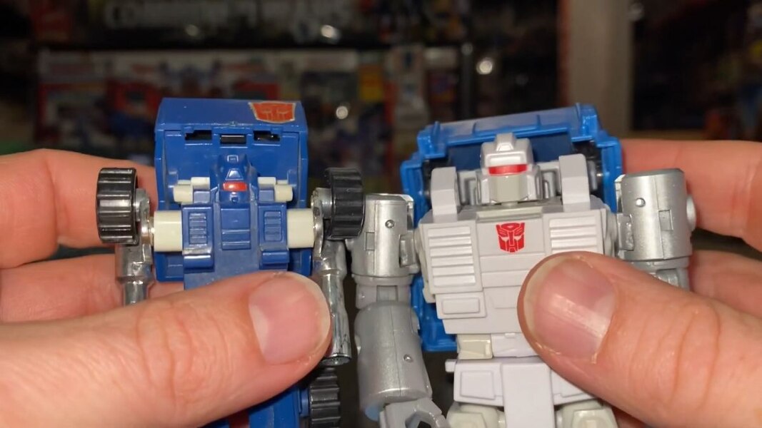 Transformers Golden Disk Puffer & Road Ranger In Hand Image  (37 of 53)